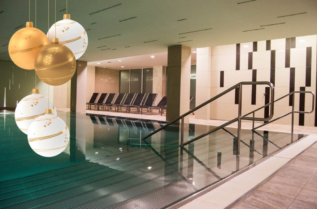 Bazén zdobený zlatými ozdobami visiacimi zo stropu